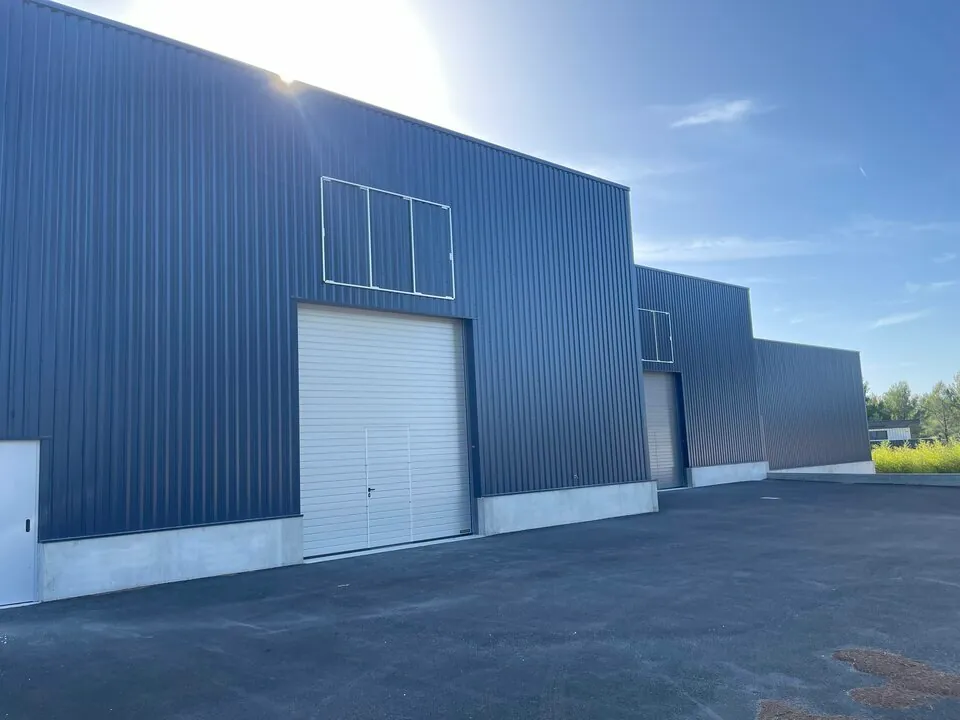 LOCAL D'ACTIVITÉ - ENTREPOT  A LOUER DE 330 M&sup2;