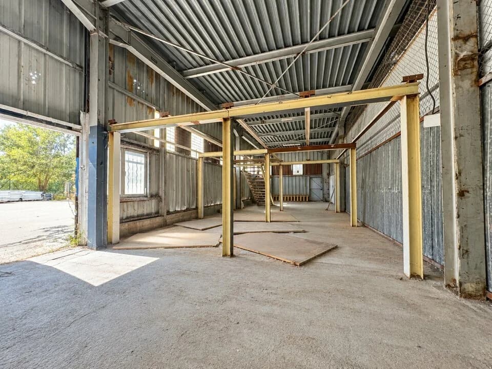 LOCAL D'ACTIVITÉ - ENTREPÔT A LOUER DE 123 M²
